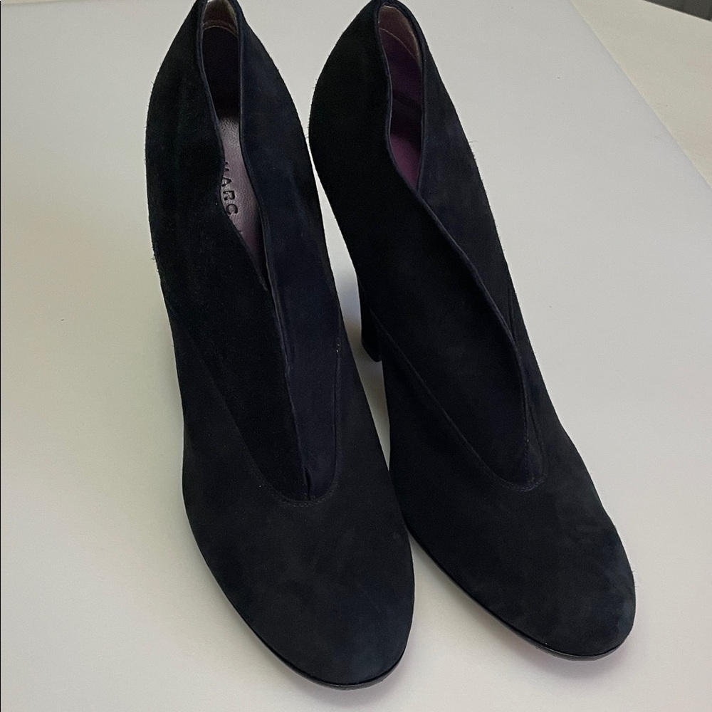 MARC JACOBS Suede Black Gold Lined Made In Italy Sz 39 1/2 Euro Shoes Heels